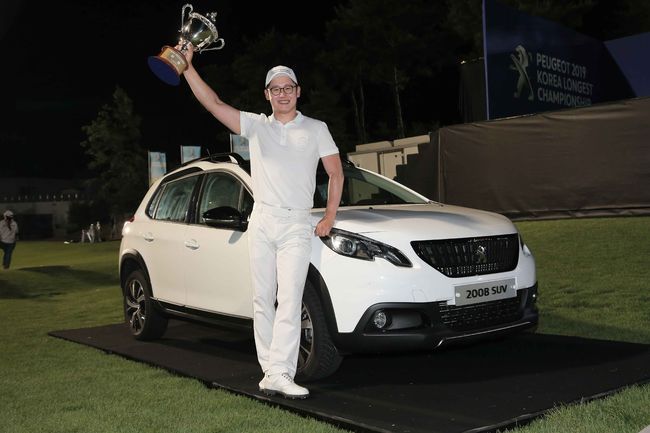 ‘푸조 2019 롱기스트 챔피언십’ 우승자 김민성 씨. 부상으로 푸조 2008을 받았다.