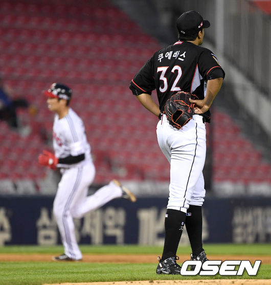 4일 오후 서울 잠실야구장에서 ’2019 신한은행 MY CAR KBO리그' LG 트윈스와 KT 위즈의 경기가 열렸다. 4회말 1사 만루 상황 LG 오지환에게 우월 만루포를 내준 KT 선발 쿠에바스가 아쉬워하고 있다. /dreamer@osen.co.kr