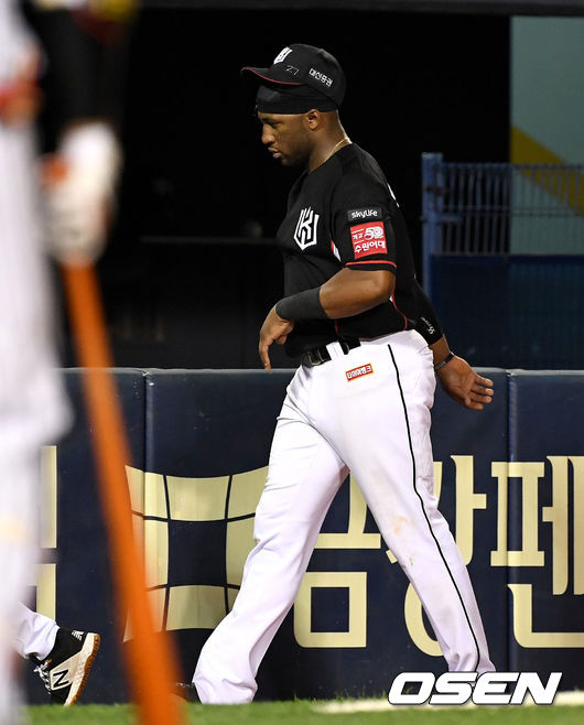 4일 오후 서울 잠실야구장에서 ’2019 신한은행 MY CAR KBO리그' LG 트윈스와 KT 위즈의 경기가 열렸다. 8회말 무사 1루 상황 LG 오지환의 플라이 타구를 처리한 KT 중견수 로하스가 수비 후 통증을 느껴 교체되고 있다. /dreamer@osen.co.kr