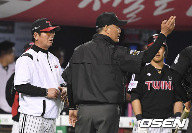 LG 류중일 감독(왼쪽)이 판정에 어필하고 있다. / youngrae@osen.co.kr