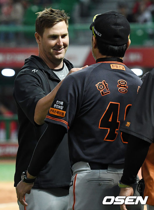 한화 서폴드가 한용덕 감독과 하이파이브를 하고 있다./rumi@osen.co.kr