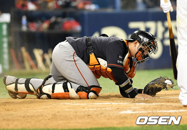 한화 포수 최재훈이 김경태의 원마운드 투구를 몸을 날려 잡아내고 있다. /pjmpp@osen.co.kr