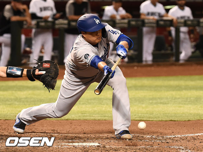 7회초 무사 1루에서 류현진이 희생번트를 성공하고 있다. / soul1014@osen.co.kr