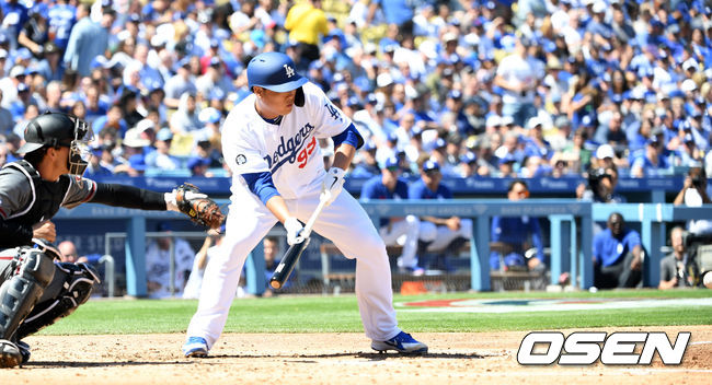 2회말 1사 1루 상황 다저스 류현진이 희생번트를 대고 있다. /dreamer@osen.co.kr