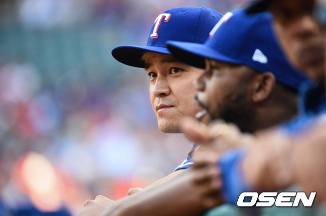통증 남아있던 추신수가 병원을 다녀온뒤 벤치에 앉아 동료들의 경기를 지켜보고 있다./  soul1014@osen.co.kr