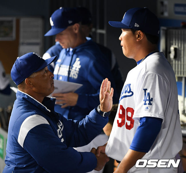 LA 다저스 데이브 로버츠 감독과 류현진 /dreamer@osen.co.kr