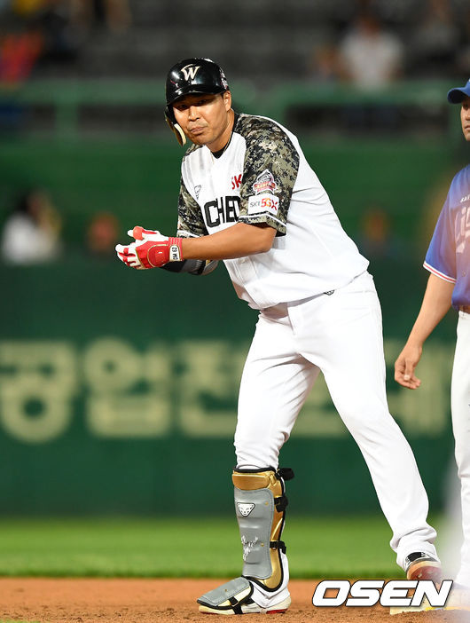 7일 오후 인천 SK행복드림구장에서 ‘2019년 신한은행 마이카 KBO리그’ SK 와이번스와 삼성 라이온즈의 경기가 열렸다.7회말 1사 2,3루에서 SK 한동민이 2타점 좌전 적시 2루타를 치고 환호하고 있다. /sunday@osen.co.kr