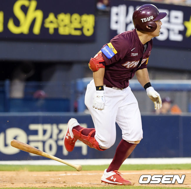 8일 오후 서울 잠실야구장에서 ‘2018 신한은행 MY CAR KBO리그' 두산 베어스와 키움 히어로즈의 경기가 열렸다.9회초 2사 키움 서건창이 1타점 역전 적시 2루타를 뽑아내고 있다. / eastsea@osen.co.kr