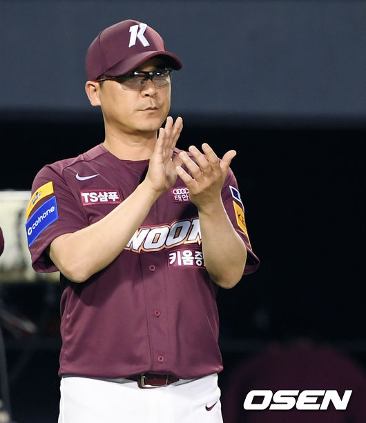 8일 오후 서울 잠실야구장에서 열린 ‘2018 신한은행 MY CAR KBO리그' 두산 베어스와 키움 히어로즈의 경기, 9회 터진 서건창의 적시타에 키움이 5:4 승리를 거뒀다.경기 후 키움 장정석 감독이 선수들에게 박수를 보내고 있다. / eastsea@osen.co.kr