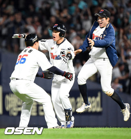 8일 오후 경상남도 창원NC파크에서 ‘2019년 신한은행 마이카 KBO리그’ NC 다이노스와 KIA 타이거즈의 경기가 열렸다.9회말 1사 만루, NC 손시헌이 끝내기 안타를 친 후 동료들과 기쁨을 나누고 있다./rumi@osen.co.kr