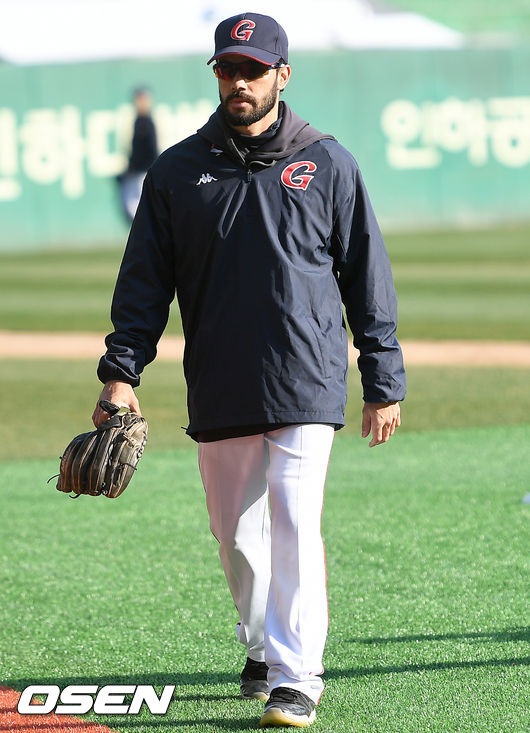 3일 오후 인천 SK행복드림구장에서 '2019 신한은행 MY CAR KBO리그' SK 와이번스와 롯데 자이언츠의 경기가 열린다. 롯데 아수아헤가 더그아웃으로 향하고 있다. /pjmpp@osen.co.kr