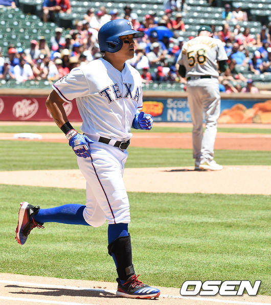 1회말 텍사스 선두타자 추신수가 볼넷으로 걸어가고 있다. /  soul1014@osen.co.kr