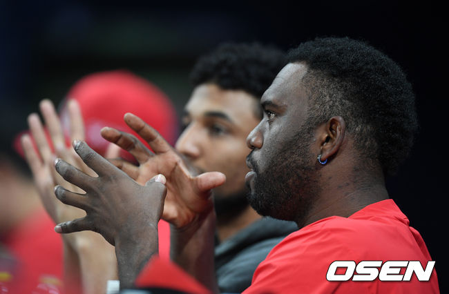 6일 오후 서울 고척스카이돔에서 '2019 신한은행 마이카 KBO리그' 키움 히어로즈와 SK 와이번스의 경기가 열렸다. 3회말 SK 소사가 더그아웃에서 경기를 지켜보고 있다. /jpnews@osen.co.kr