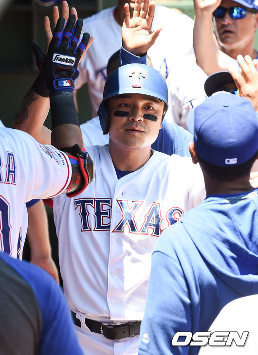 1회말 볼넷으로 출루한 추신수가 마자라의 희생플라이때 선취 득점을 올린뒤 동료들과 하이파이브를 하고 있다. /  soul1014@osen.co.kr