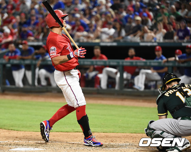 5회말 1사 만루 추신수가 공에 맞고 출루하고 있다. 추신수는 이 사구는 58번째 사구로 텍사스 사구 최다 기록이다 .  /  soul1014@osen.co.kr