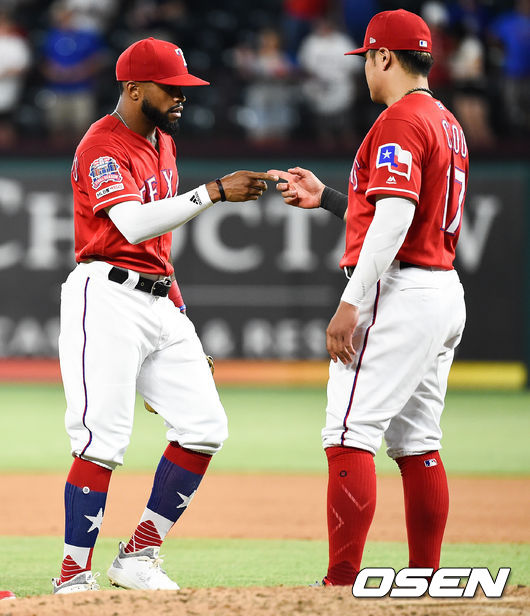 경기종료 후 텍사스 추신수와 드실즈가 승리의 기쁨을 나누고 있다. /  soul1014@osen.co.kr