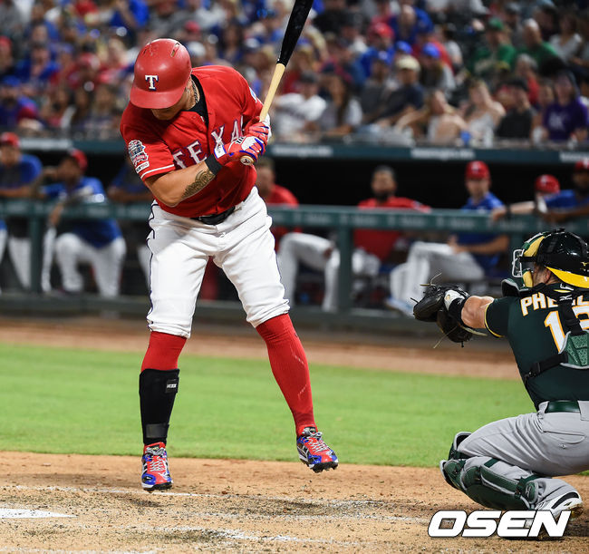 5회말 1사 만루 추신수가 공에 맞고 있다. 추신수는 이 사구는 58번째 사구로 텍사스 사구 최다 기록이다 .  /  soul1014@osen.co.kr