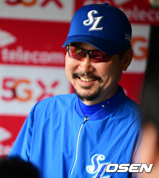 9일 오후 인천 SK행복드림구장에서 ‘2019년 신한은행 마이카 KBO리그’ SK 와이번스와 삼성 라이온즈의 경기가 열린다.경기에 앞서 삼성 김한수 감독이 취재진과 이야기를 나누며 미소짓고 있다. /jpnews@osen.co.kr