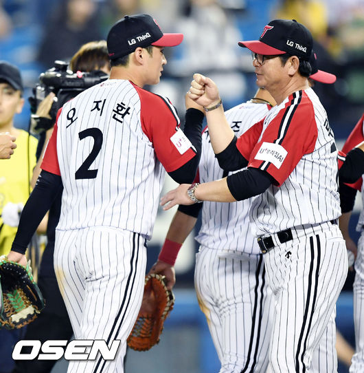 LG 오지환과 류중일 감독이 승리의 기쁨을 함께 나누고 있다. / eastsea@osen.co.kr