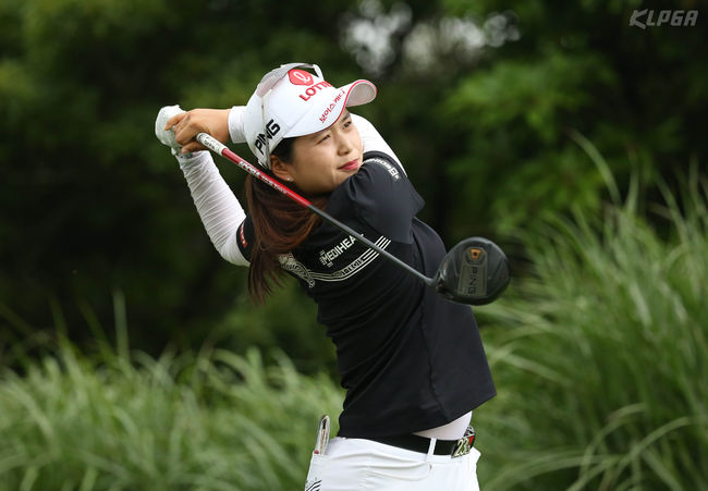 최혜진이 2라운드 2번홀에서 호쾌한 티샷을 날리고 있다. /KLPGA 제공.
