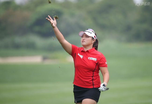 2라운드 2번홀 경기에서 잔디를 뿌려 바람을 확인하고 있는 장하나. /KLPGA 제공.