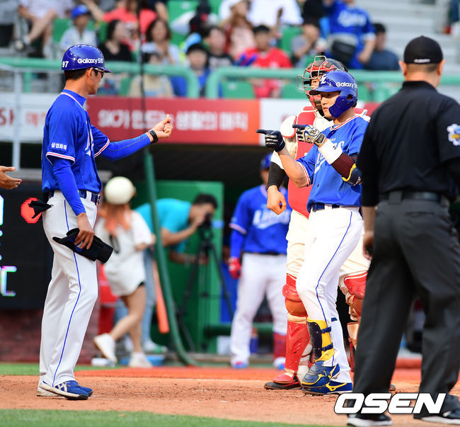 9일 오후 인천 SK행복드림구장에서 ‘2019년 신한은행 마이카 KBO리그’ SK 와이번스와 삼성 라이온즈의 경기가 열렸다.2회초 1사 1루에서 삼성 김상수가 투런포를 날리고 홈을 밟으며 강명구 코치의 축하를 받고 있다. /jpnews@osen.co.kr