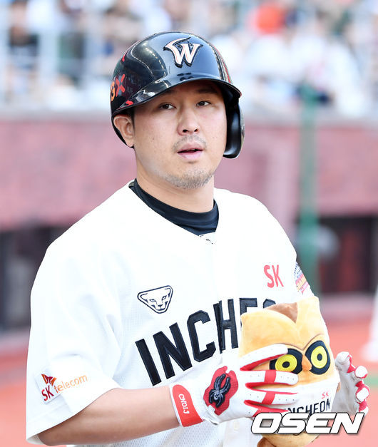 2일 오후 인천 SK행복드림구장에서 ’2019 신한은행 MY CAR KBO리그' SK 와이번스와 한화 이글스의 경기가 열렸다.3회말 SK 선두타자 최정이 좌중월 솔로 홈런을 날린 후 덕아웃에서 걸어나오며 홈런 인형을 던져주고 있다./rumi@osen.co.kr