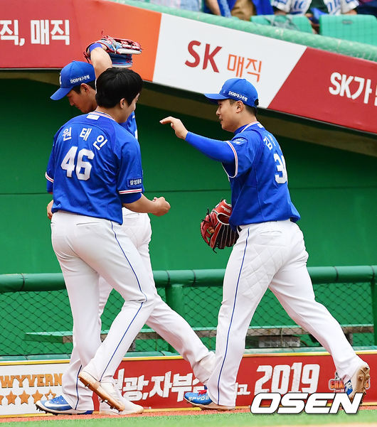 9일 오후 인천 SK행복드림구장에서 ‘2019년 신한은행 마이카 KBO리그’ SK 와이번스와 삼성 라이온즈의 경기가 열렸다.4회말 2사 1,2루에서 삼성 김헌곤이 SK 고종욱의 안타성 타구를 점프캐치하며 원태인과 하이파이브를 하고 있다. /jpnews@osen.co.kr