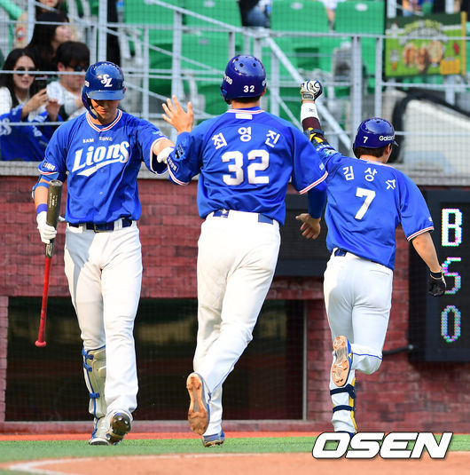 9일 오후 인천 SK행복드림구장에서 ‘2019년 신한은행 마이카 KBO리그’ SK 와이번스와 삼성 라이온즈의 경기가 열렸다.2회초 1사 1루에서 삼성 김상수가 투런포를 날리고 동료선수들과 기뻐하고 있다. /jpnews@osen.co.kr