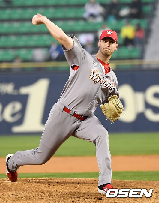 18일 오후 서울 잠실야구장에서 ‘2019 신한은행 MY CAR KBO리그’ 두산 베어스와 SK 와이번스의 경기가 열렸다. 1회말 SK 선발투수 다익손이 역투하고 있다. /pjmpp@osen.co.kr