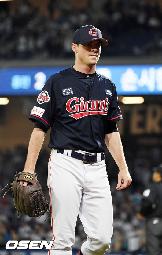 30일 오후 경상남도 창원NC파크에서 ‘2019년 신한은행 마이카 KBO리그’ NC 다이노스와 롯데 자이언츠의 경기가 열렸다. 7회말 무사 주자 1,2루 NC 이원재 타석에서 롯데 선발 레일리가 교체되고 있다./rumi@osen.co.kr