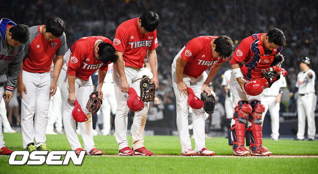 지난 8일 NC와의 경기를 마치고 KIA 선수들이 고개를 숙이고 있다./rumi@osen.co.kr