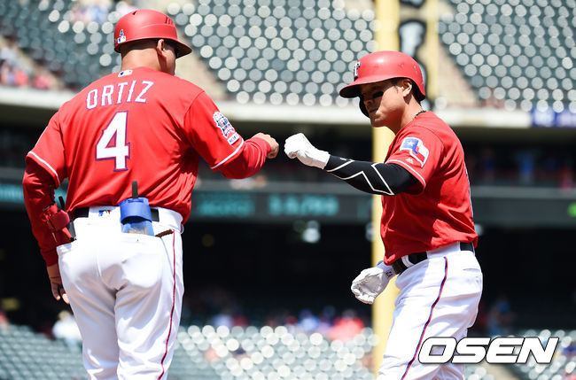 1회초 텍사스 선두타자 추신수가 안타를 날리고 1루 코치와 하이파이브를 하고 있다. / soul1014@osen.co.kr