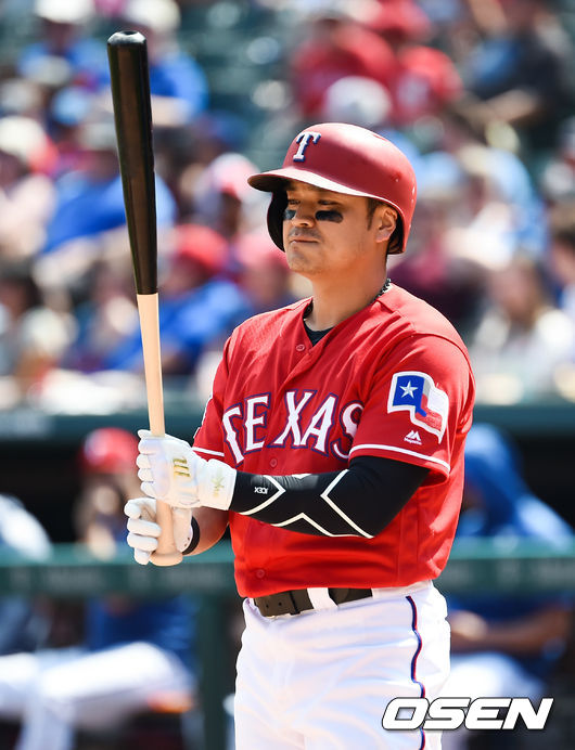 3회말 1사 텍사스 추신수가 타석에 들어서 방망이를 바라보고 있다 / soul1014@osen.co.kr