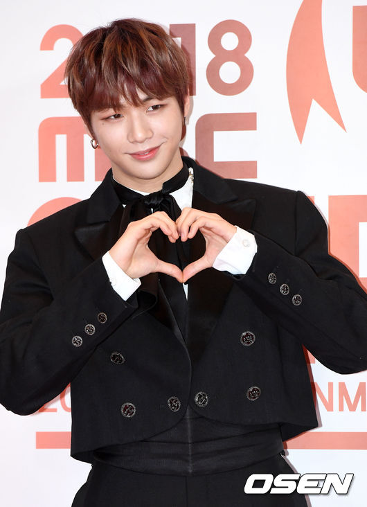 워너원 강다니엘이 29일 오후 서울 상암동 MBC에서 열린 '2018 MBC 방송연예대상' 레드카펫 행사에 참석해 포토타임을 하고 있다. /dreamer@osen.co.kr