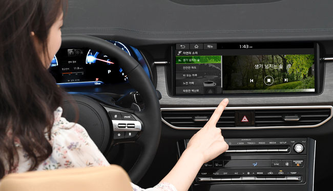 운전자가 ‘카투홈’과 ‘자연의 소리’ 등 K7 PREMIER의 다양한 인포테인먼트 기능을 경험하고 있다. /기아차 제공.