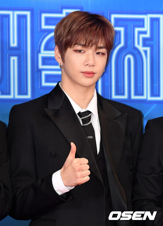 가수 워너원 강다니엘이 28일 오후 서울 여의도 KBS에서 열린 '2018 KBS 가요대축제'에 참석해 레드카펫 행사를 갖고 있다. /jpnews@osen.co.kr