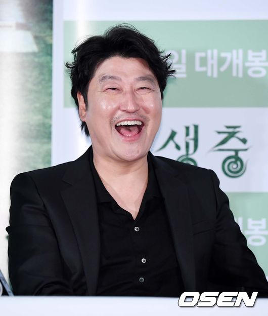 28일 오후 서울 용산구 CGV 용산아이파크몰에서 영화 '기생충' 언론배급시사 및 기자간담회가 열렸다. 봉준호 감독의 영화 '기생충’은 제72회 칸 국제영화제 경쟁 부문에 공식 초청돼 한국 영화 최초로 칸 국제영화제서 최고작품상인 '황금종려상’을 수상했다.  시사회를 마치고 진행된 기자간담회에서 송강호가 환하게 웃고 있다. / rumi@osen.co.kr