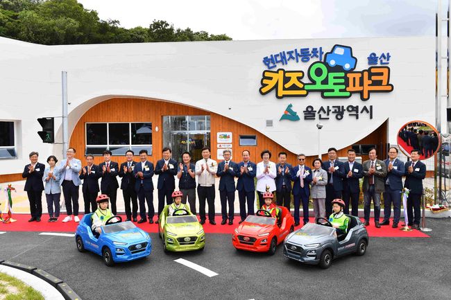 왼쪽 아홉 번째부터 하부영 현대차 노조지부장, 하언태 현대차 부사장, 송병기 울산시 경제 부시장, 황세영 울산시 의회 의장, 노옥희 울산시 교육감 등 참석자들이 키즈오토파크 울산 개관식 테이프 커팅을 하고 있다. /현대차 제공.