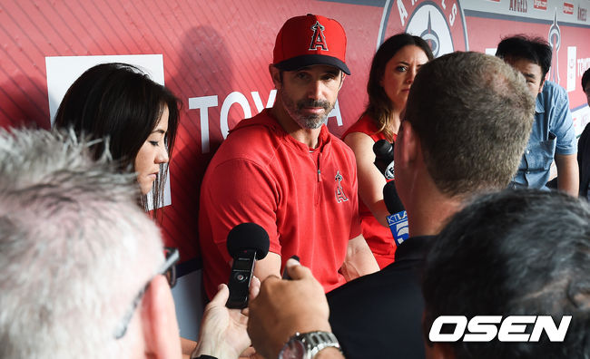 경기에 앞서 LA 에인절스 브래드 아스머스 감독이 인터뷰를 하고 있다.  / soul1014@osen.co.kr