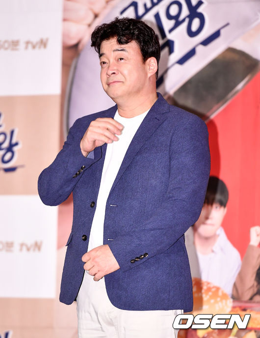 tvN 새 예능 ‘고교급식왕’ 제작발표회가 11일 오전 서울가든호텔에서 열렸다.  요리 연구가 백종원이 포토타임을 갖고 있다. /pjmpp@osen.co.kr