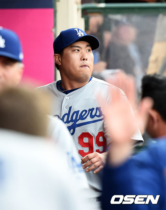 LA 다저스 선발 류현진이 1회말을 마친 후 덕아웃에서 미소짓고 있다. / soul1014@osen.co.kr