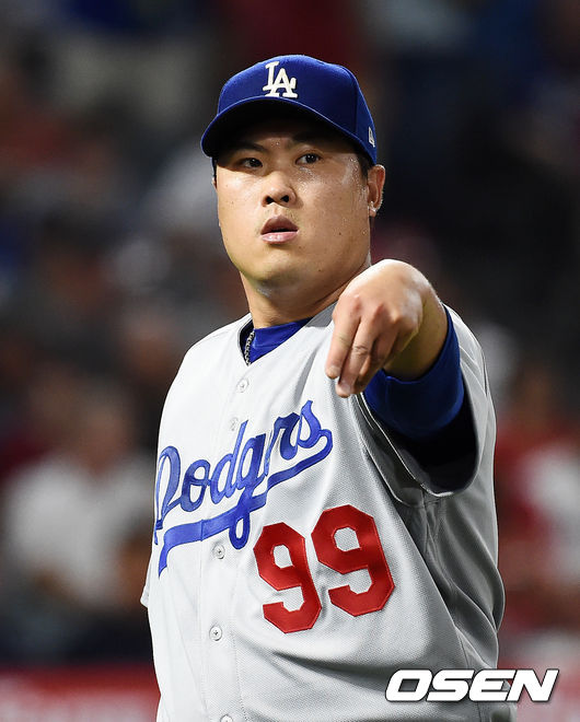 4회말을 마친 LA 다저스 선발 류현진이 덕아웃으로 들어오며 사인을 보내고 있다./ soul1014@osen.co.kr
