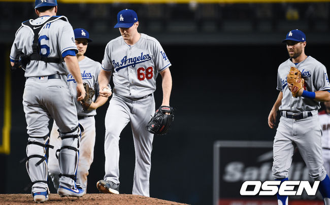 연장 10회말 무사 1,2루 위기를 맞은 다저스 스트리플링이 스미스와 마운드서 이야기를 나누고 있다. / soul1014@osen.co.kr