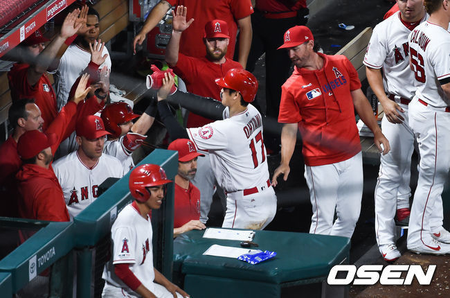 11일(한국시간) 미국 캘리포니아주 애너하임 앤젤스 스타디움에서 2019 메이저리그(MLB) LA 에인절스와 LA 다저스의 경기가 펼쳐졌다. 8회말 1사 만루 에인절스 토바르의 내야땅볼때 3루 주자 오타니가 역전 성공한뒤 동료들의 축하를 받고 있다. / soul1014@osen.co.kr