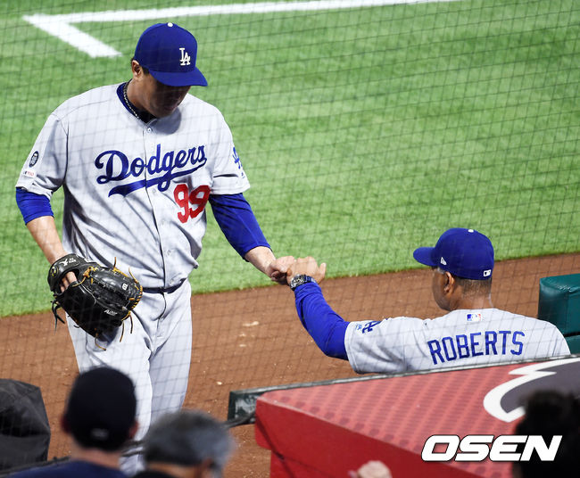11일(한국시간) 미국 캘리포니아주 애너하임 앤젤스 스타디움에서 2019 메이저리그(MLB) LA 에인절스와 LA 다저스의 경기가 펼쳐졌다.이날 가장 관심을 모으는 것은 '천재' 오타니와의 맞대결. 그러나 일단은 오타니는 벤치에서 시작한다. 한편 류현진은 올 시즌 12경기에서 9승 1패 평균자책점 1.35을 기록했다. 메이저리그 선수 중 가장 먼저 10승을 도전하며, 류현진 개인으로서는 2014년 이후 5년 만에 10승 도전이다.5회말 2사 주자 1,3루 LA 에인절스 트라웃을 삼진아웃으로 잡아낸 LA 다저스 류현진이 덕아웃으로 들어가며 데이브 로버츠 감독과 하이파이브를 하고 있다./ soul1014@osen.co.kr