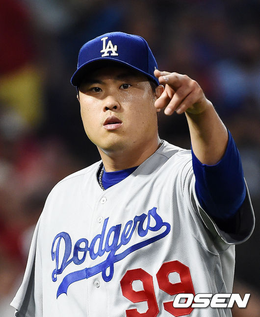 11일(한국시간) 미국 캘리포니아주 애너하임 앤젤스 스타디움에서 2019 메이저리그(MLB) LA 에인절스와 LA 다저스의 경기가 펼쳐졌다. 이날 가장 관심을 모으는 것은 '천재' 오타니와의 맞대결. 그러나 일단은 오타니는 벤치에서 시작한다. 한편 류현진은 올 시즌 12경기에서 9승 1패 평균자책점 1.35을 기록했다. 메이저리그 선수 중 가장 먼저 10승을 도전하며, 류현진 개인으로서는 2014년 이후 5년 만에 10승 도전이다. 4회말을 마친 LA 다저스 선발 류현진이 덕아웃으로 들어오며 사인을 보내고 있다./ soul1014@osen.co.kr