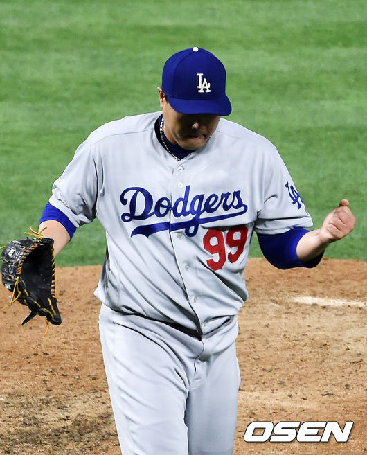 11일(한국시간) 미국 캘리포니아주 애너하임 앤젤스 스타디움에서 2019 메이저리그(MLB) LA 에인절스와 LA 다저스의 경기가 펼쳐졌다.이날 가장 관심을 모으는 것은 '천재' 오타니와의 맞대결. 그러나 일단은 오타니는 벤치에서 시작한다. 한편 류현진은 올 시즌 12경기에서 9승 1패 평균자책점 1.35을 기록했다. 메이저리그 선수 중 가장 먼저 10승을 도전하며, 류현진 개인으로서는 2014년 이후 5년 만에 10승 도전이다.5회말 2사 주자 1,3루 LA 에인절스 트라웃을 삼진아웃으로 잡아낸 LA 다저스 류현진이 기뻐하고 있다. / soul1014@osen.co.kr