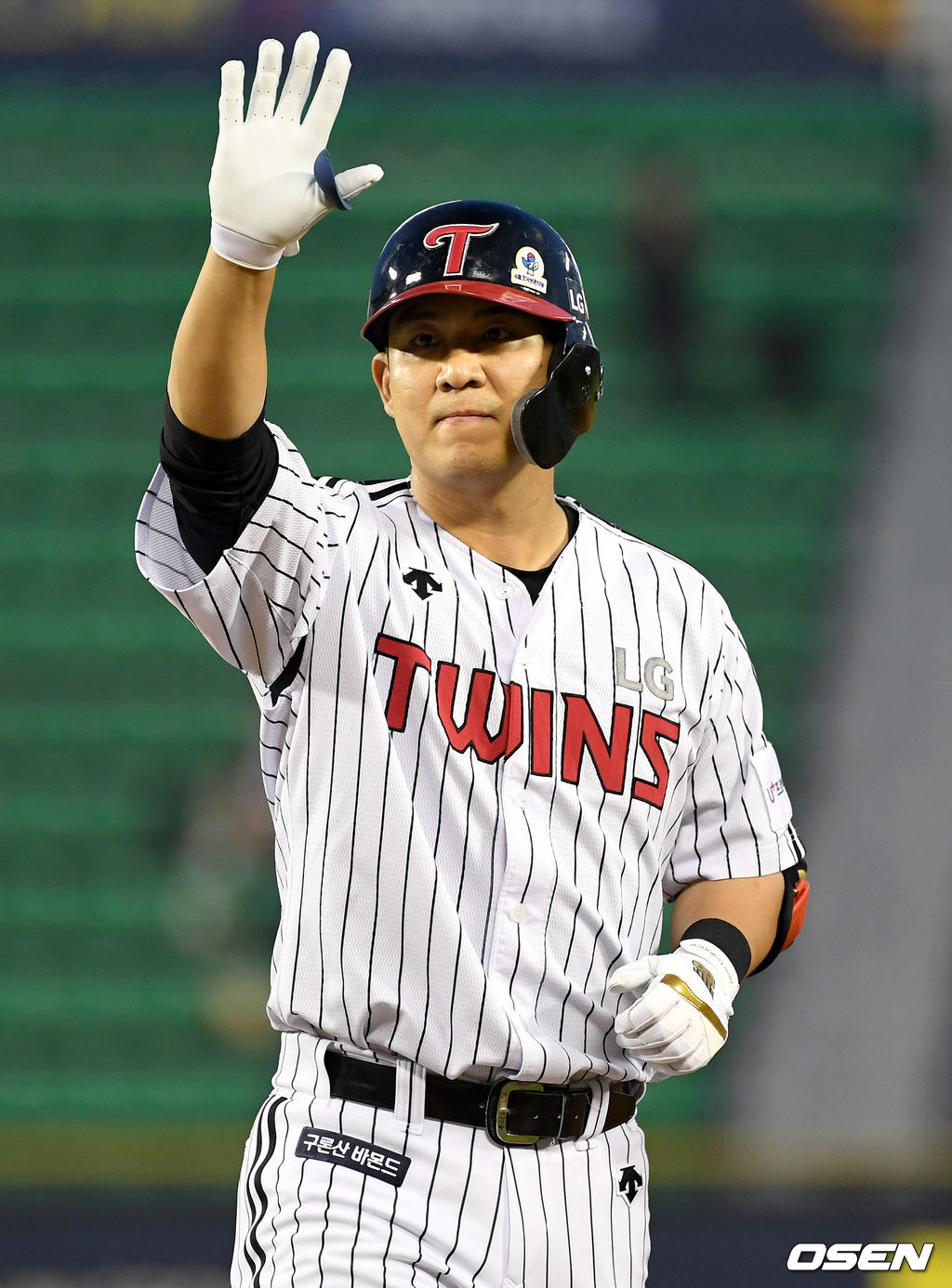 4회말 1사 만루 상황 LG 김민성이 동점 1타점 적시타를 날리고 1루에 안착해 더그아웃을 향해 세리머니를 하고 있다. /dreamer@osen.co.kr