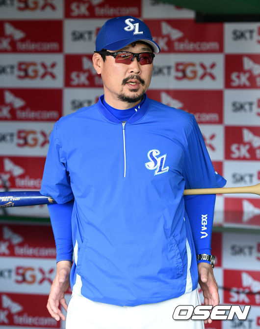 삼성 김한수 감독이 경기에 앞서 취재진과 이야기를 나누고 있다. / sunday@osen.co.kr